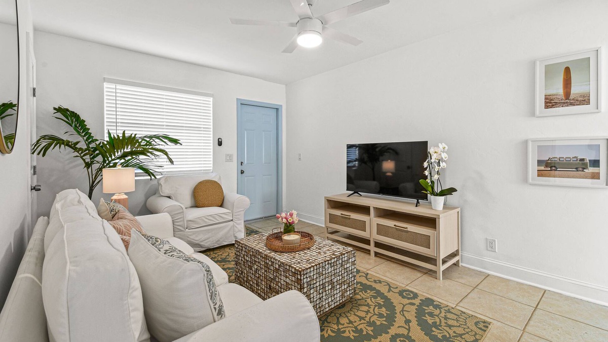 Southside Apartment | "Sunflower Cottage Apt" 2/1