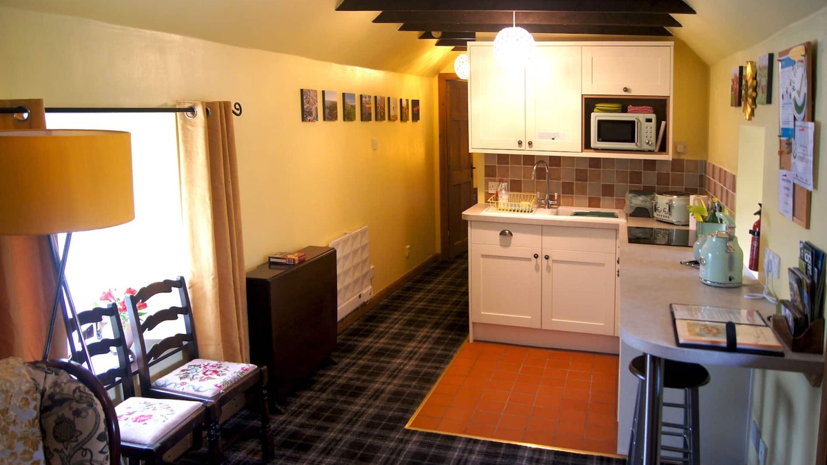 Aberchirder House | Sunflower Cottage, cosy place near the woods and river with private garden.