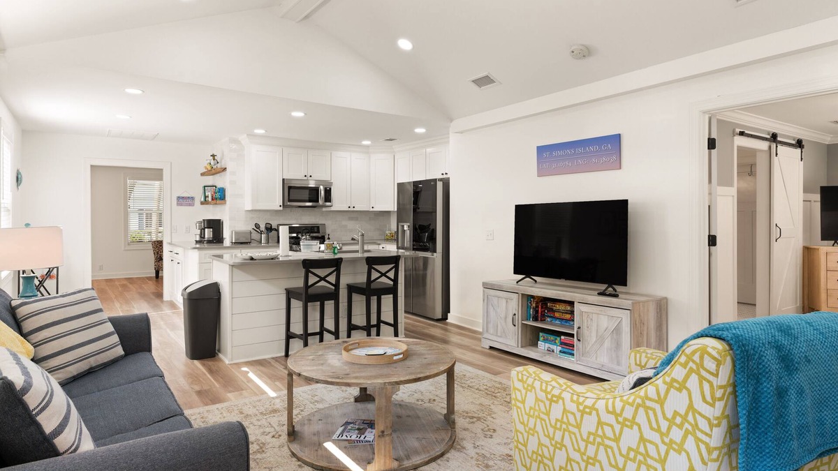 Saint Simons Heights Cottage | Sunflower Hideaway -Walk to eats, bike to beach, pet friendly, Relaxed backyard.