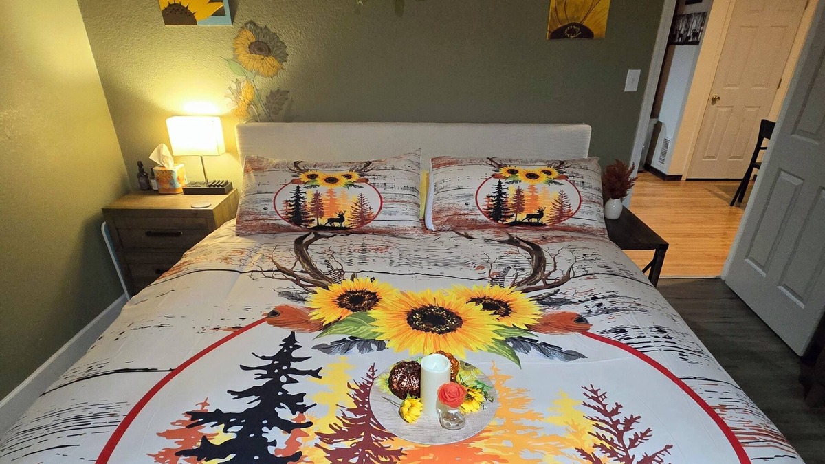 Flagstaff Cabin | Sunflower Hideout Dry Sauna, Gym, Private Balcony, Jacuzzi & Ping Pong!