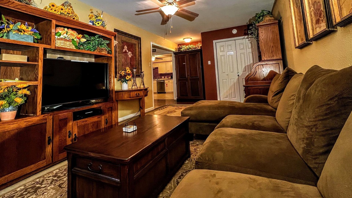 San Angelo House | Sunflower House - Large Covered Patio & Great Family Spaces - Centrally Located