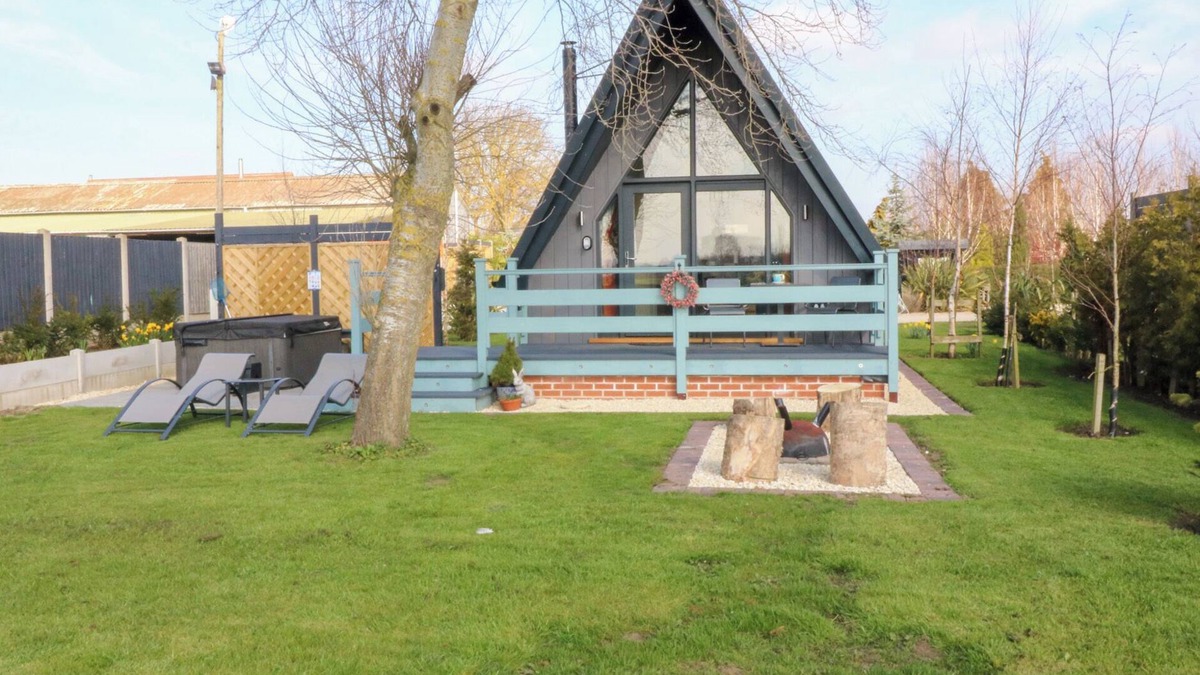 North Wheatley Cottage | SUNFLOWER LODGE, romantic, with hot tub in Misterton