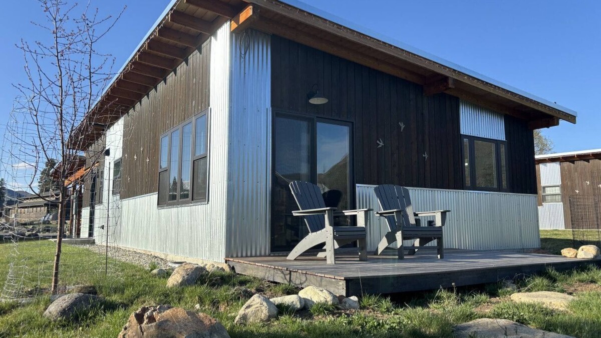 Winthrop House | Sunflower Resort ConeflowerCabin is in the ultra-quiet Winthrop South community, with a 5 minute walk to downtown on the pedestrian trail.