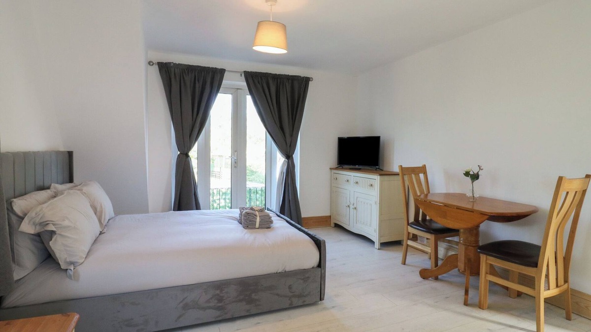 Earls Barton Cottage | SUNFLOWER, romantic, character holiday cottage in Northampton