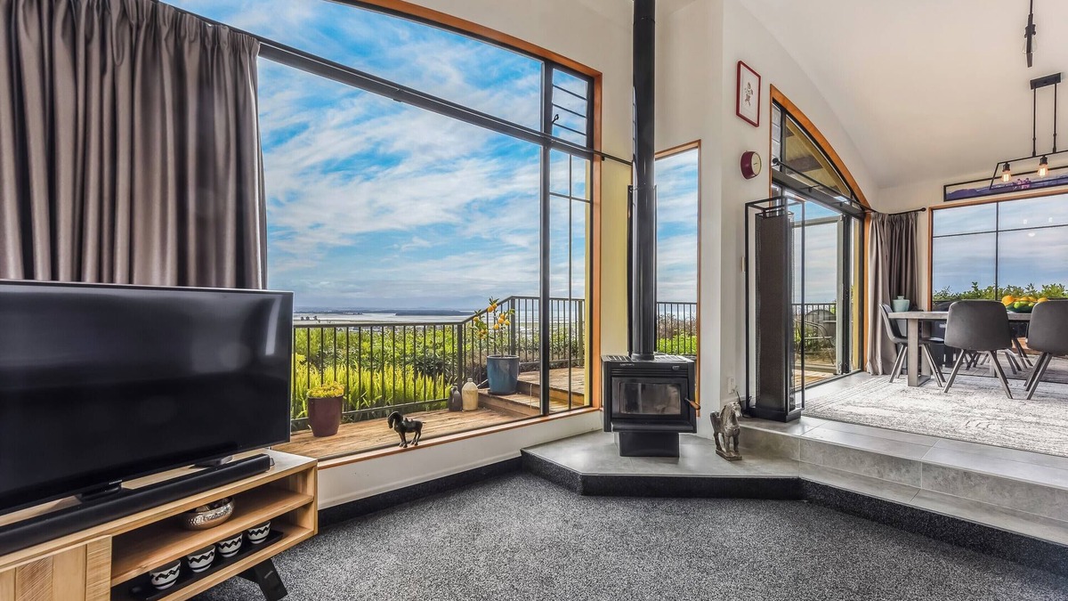 Nelson House | Sunkissed Heights - Nelson Holiday Home