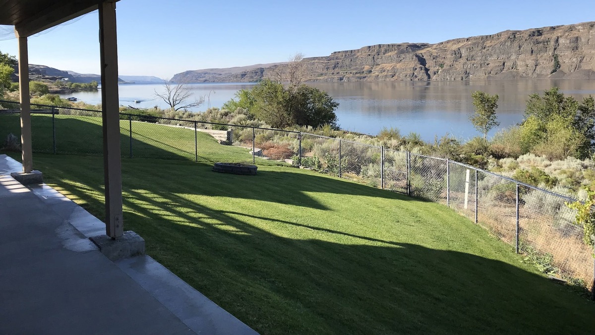 Sunland Estates House | Sunland Estates waterfront home in the Cove close to Gorge Amphitheater