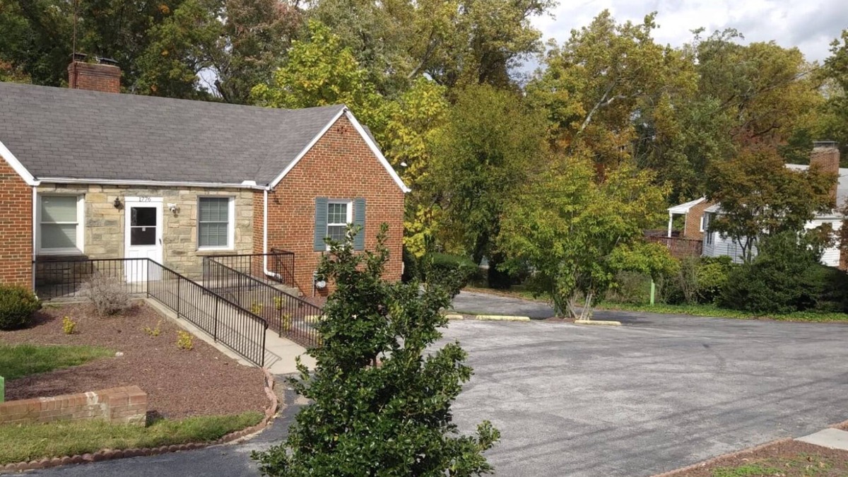 Hillandale House | Sunlight floor apartment in a house w/private parking near Washington DC