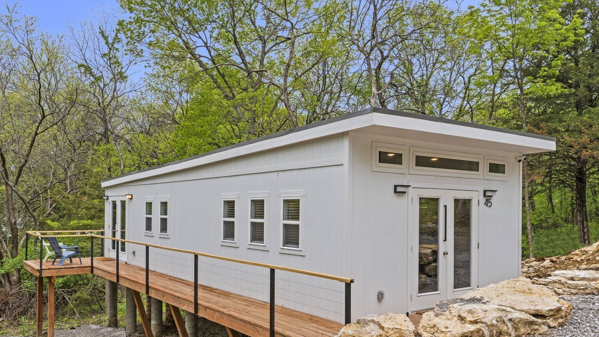 Linn Valley Apartment | Sunlight Tiny House at Linn Valley Lakes