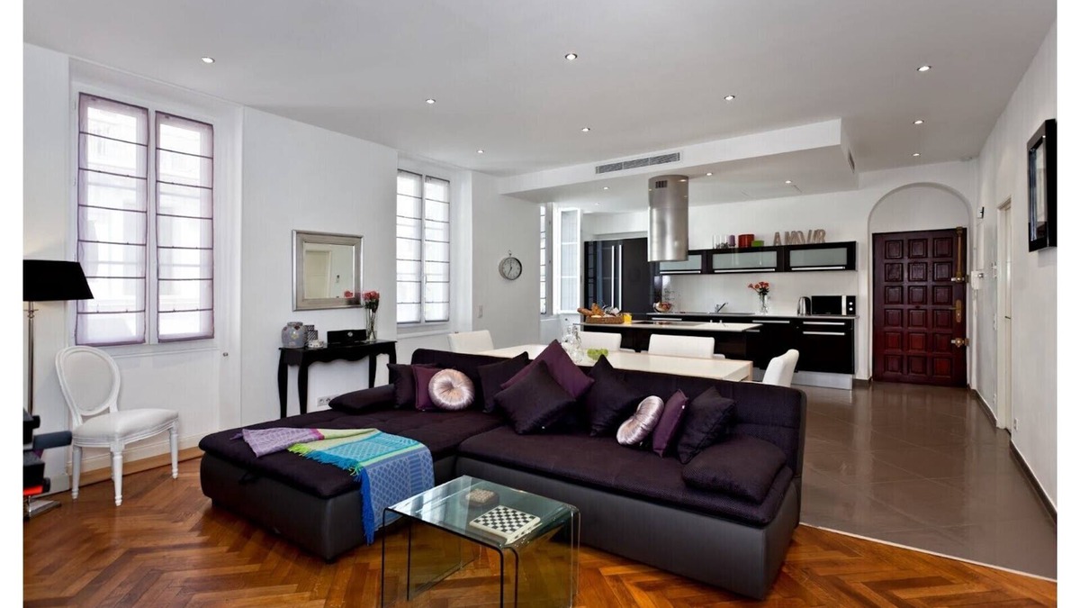 Jean-Medecin Apartment | SunlightProperties AMOUR VIOLETTE: Hyper Center, 2 bedroom apt with terrace