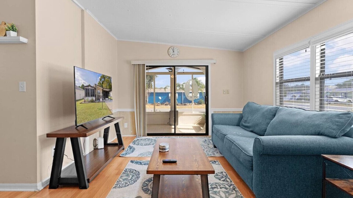 Silver Lake House | Sunlit 2BR w/Lanai ~ Golf Cart Path