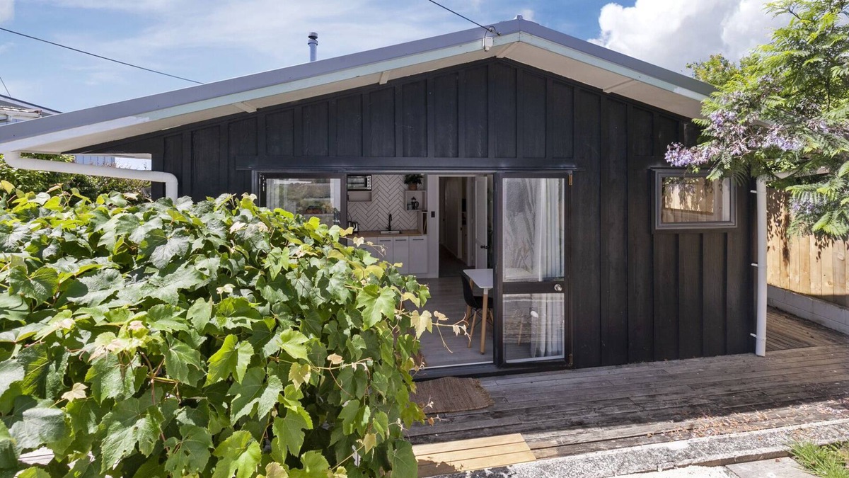 Leigh House | Sunlit Abode - Leigh Holiday Home