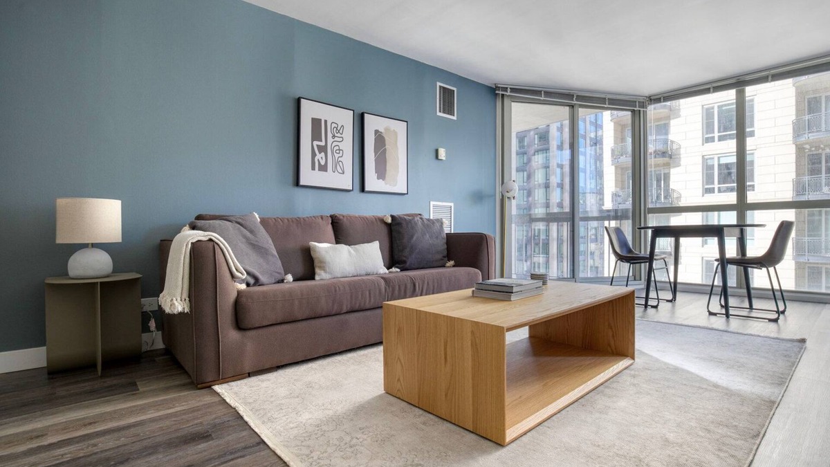 Rush and Division Apartment | Sunlit Gold Coast 1BR w/Gym & Lounge, 1 block to L, by Blueground