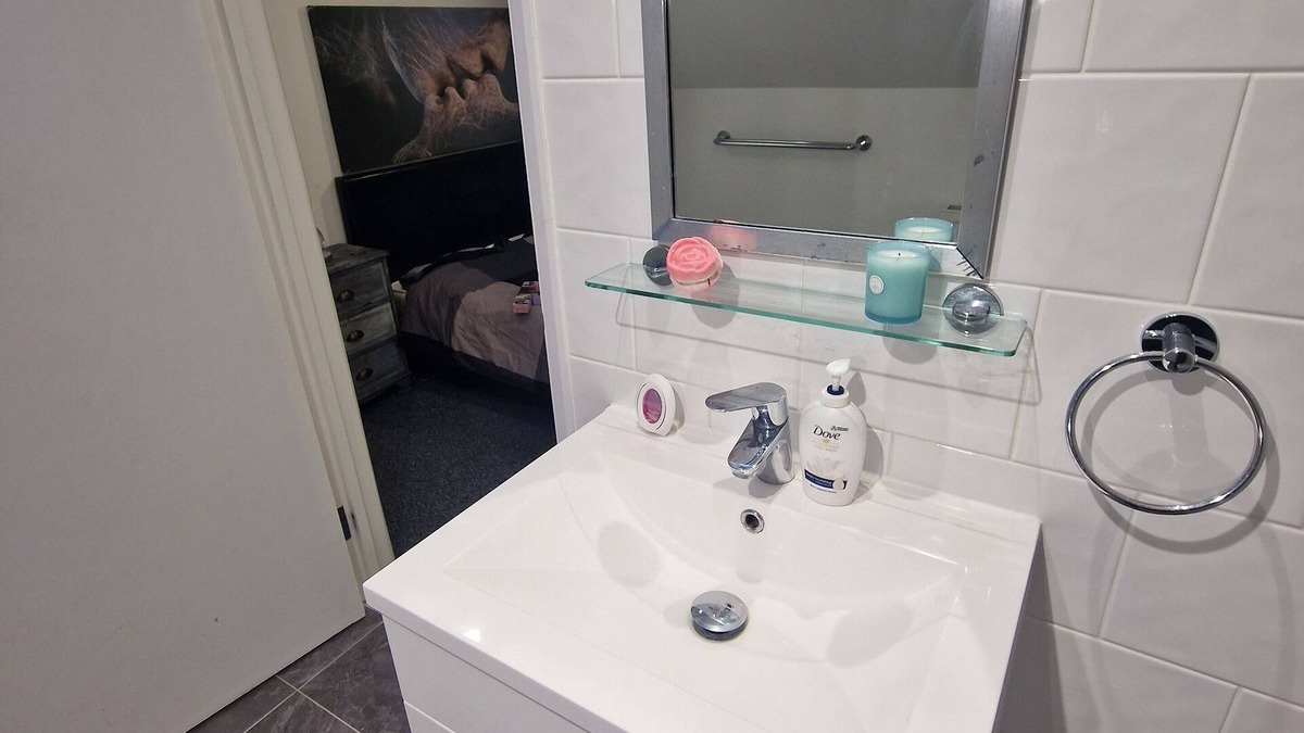 West Ham Apartment | Sunlit loft, ensuite, TV, workspace, kitchen access. 7 min to the underground.