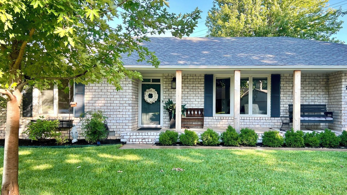 Hutchinson House | Sunlit Maple Inn - Charming 3 bedroom house in NW Hutchinson