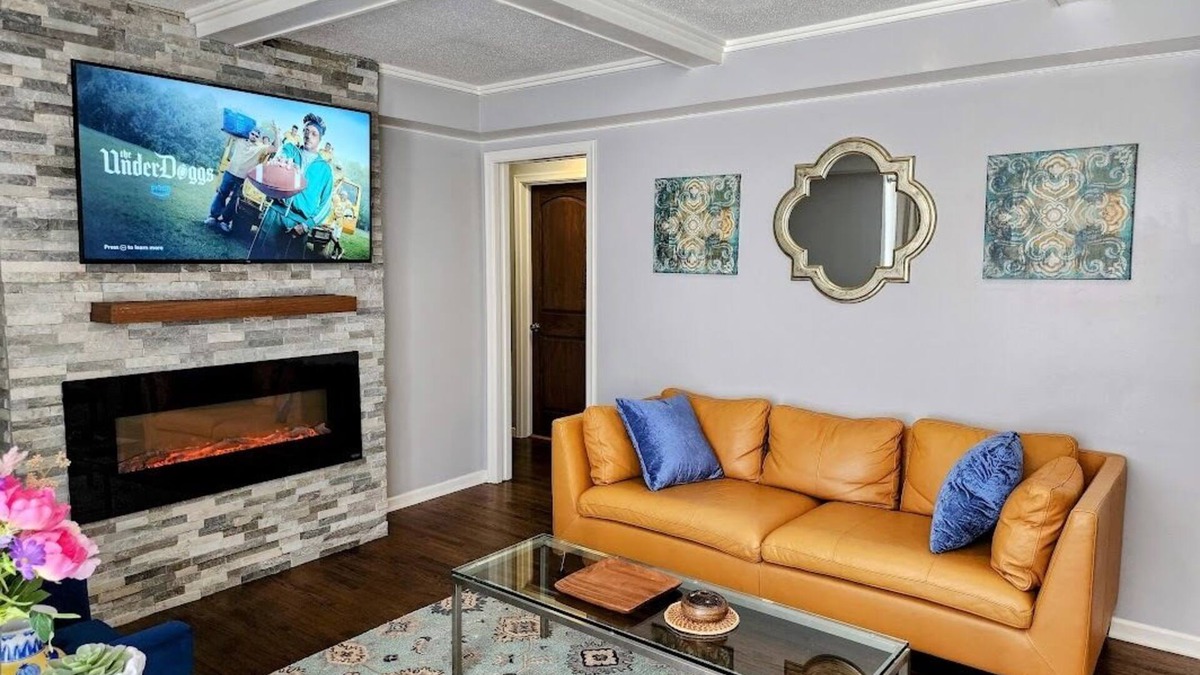 Brooklyn Center House | Sunlit Oasis: Family Friendly Suburban Private 4 Bedroom Retreat