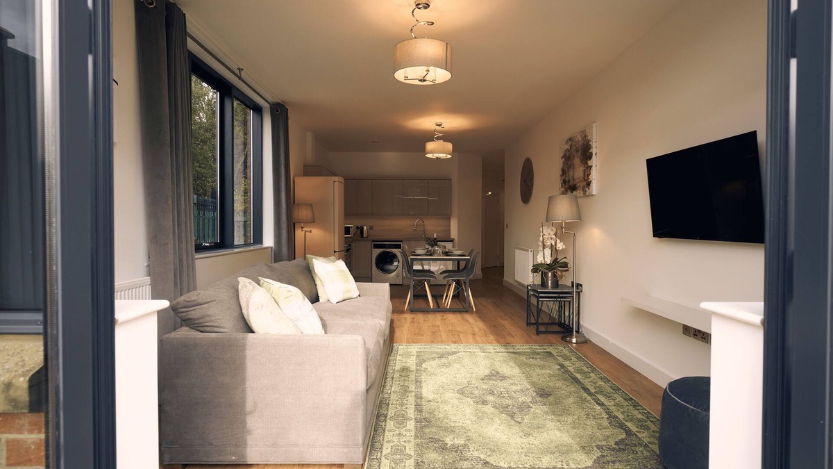 Hungerford Apartment | Sunlit One Bedroom Apartment with Terraced Patio