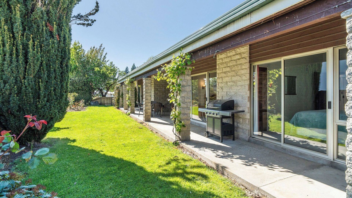 Wanaka House | Sunlit Solace - Wanaka Holiday Home