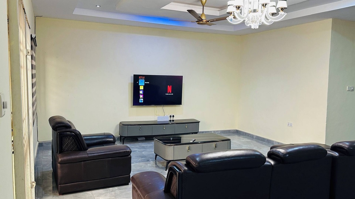 Kumasi Apartment | Sunlit Top Floor +Starlink Wi-Fi + Laundry Machine