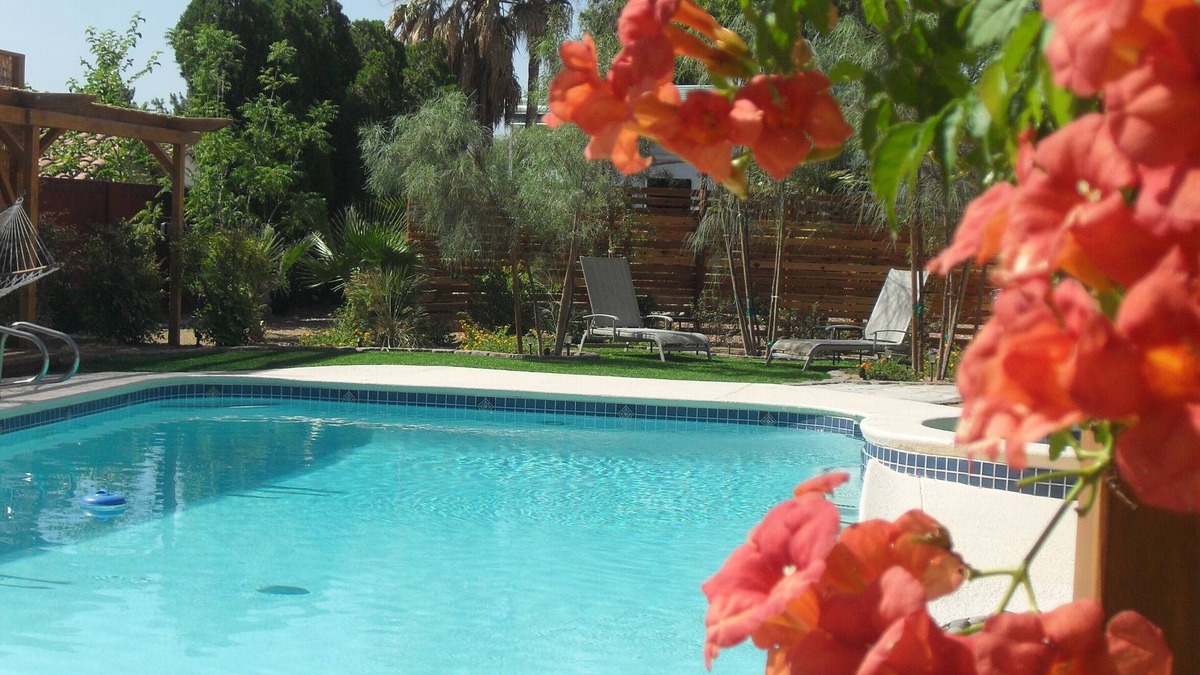 Paradise House | Sunlit Villa - Sophisticated, Luxurious, Elegant, minutes from the Strip