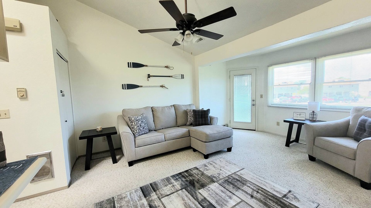 Oak Harbor Condo | Sunnie Days condo on Lake Erie. In Oak Harbor, 2 minute walk to the lake.