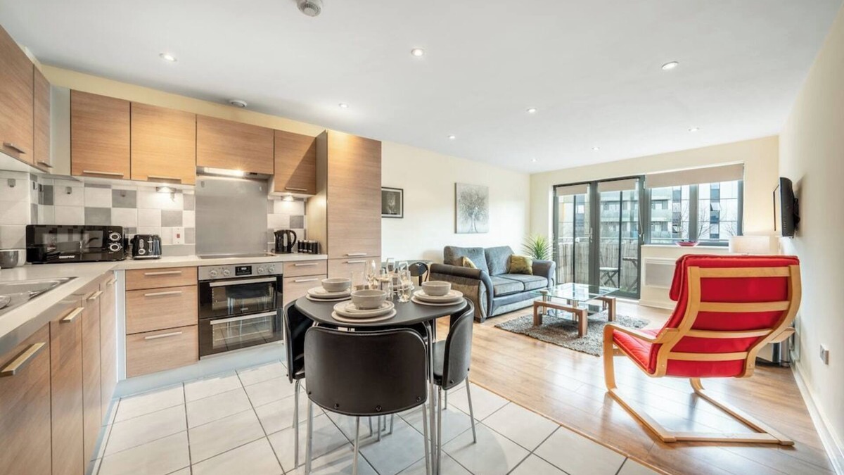 Park Royal Apartment | Sunning 2 bed 2 Bath Flat with Balcony