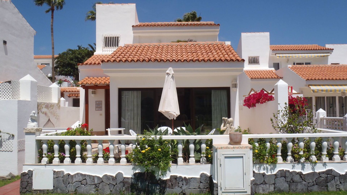 San Miguel de Abona Villa | Sunningdale Village. Lovely 3 bedroom detached villa on beautiful complex