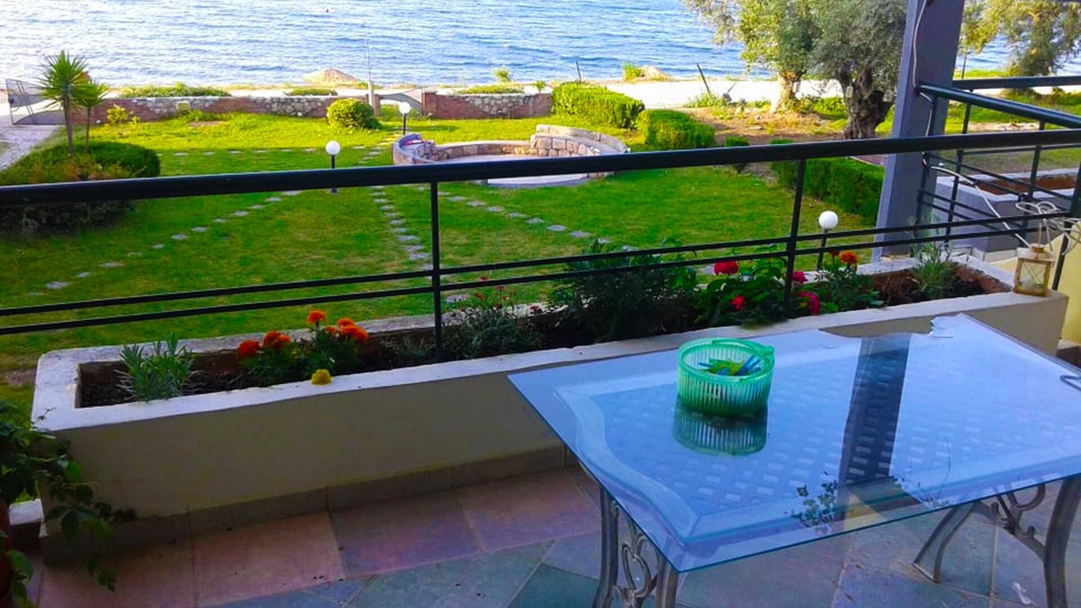 Kamena Vourla Apartment | Sunny 1st floor apartment by the sea (Mare & Monti)