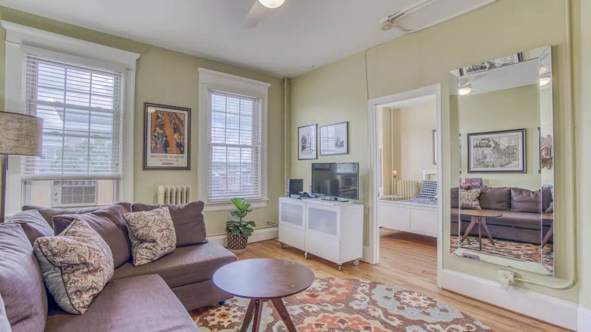 Charles Village Apartment | Sunny, 2 Bedroom Apt near Johns Hopkins, Charles Village - Explore Baltimore!