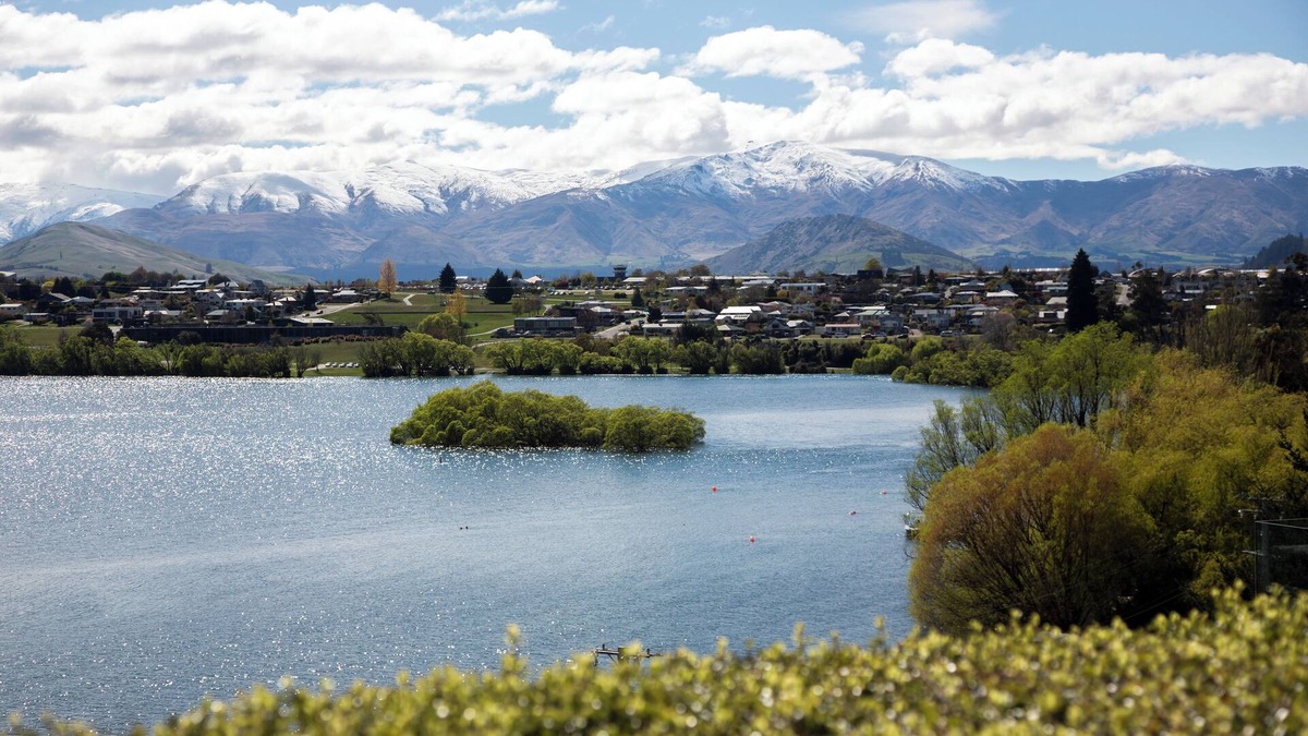 Kelvin Heights House | Sunny 2 bedroom home with magnificent lake views.