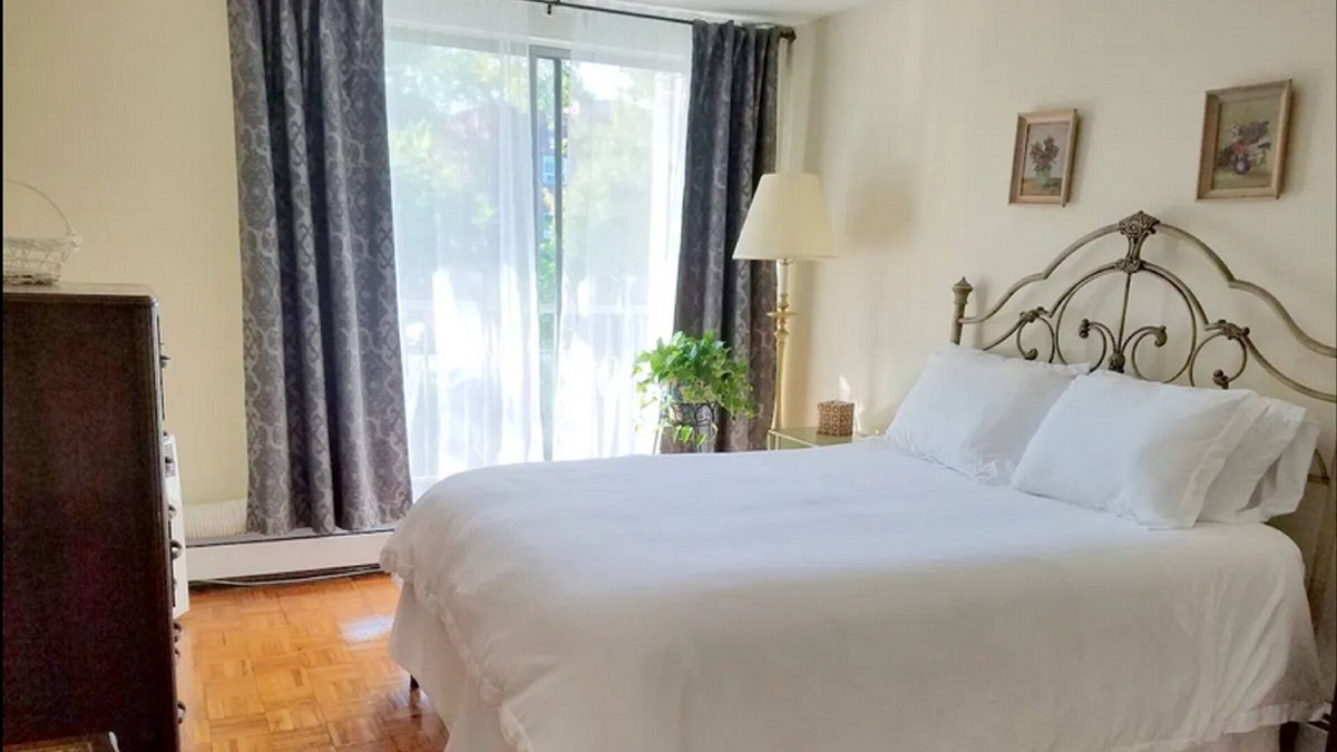 Queens Apartment | Sunny 2 Bedroom with terrace near Bayside Train Station 21 mins from Manhattan