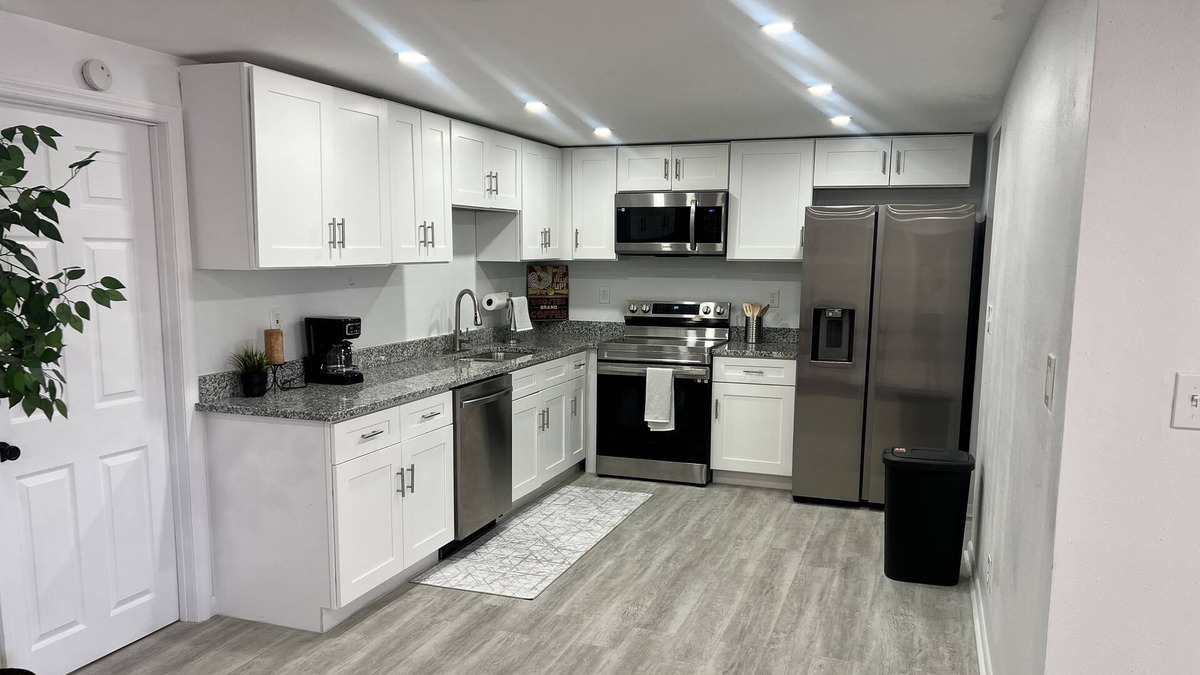 Regency Park House | Sunny 3bd home! 10 mins to the beach