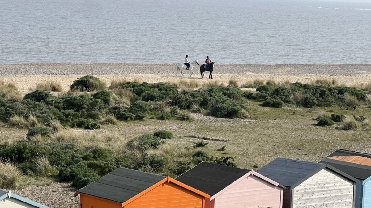 Pakefield House | Sunny 3BR Coastal Escape Walk to Beach Nearby