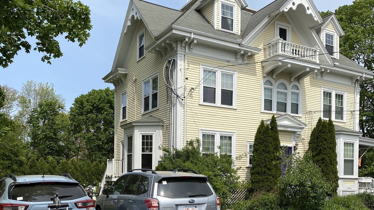 Scituate Condo | Sunny 3rd flr condo with balcony. 1.1 mi to Peggoty Beach. 0.8 mi to Front St