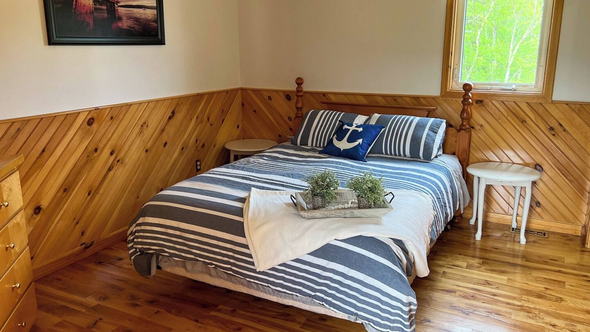 Terra Nova Ski Chalet | Sunny Acre Lodge with Hot Tub! 3 Bedroom