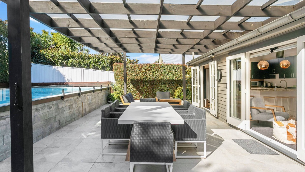 Parnell House | Sunny all year, Private swimming pool by the bay and parks
