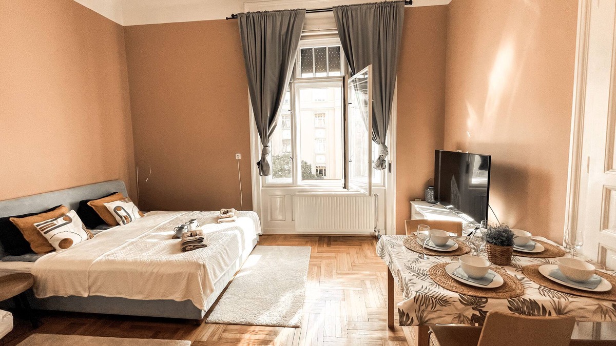 Szentimrevaros Apartment | Sunny and Calm Apartment Central Buda