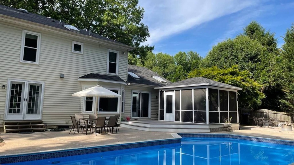 Herndon House | Sunny and Cozy 12 sf basement