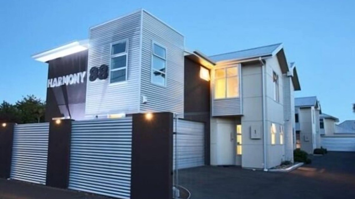 Phillipstown Apartment | Sunny and spacious family/group accommodation