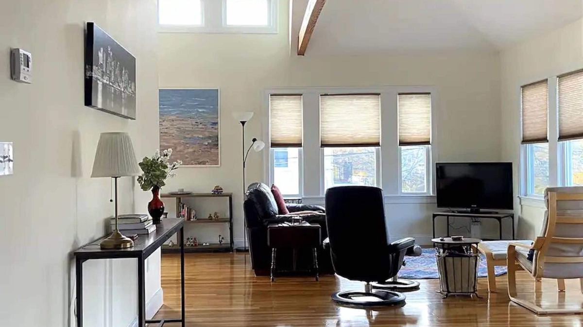 South Side Condo | Sunny and spacious 2-BR condo near Hospitals, Universities and Biotechs