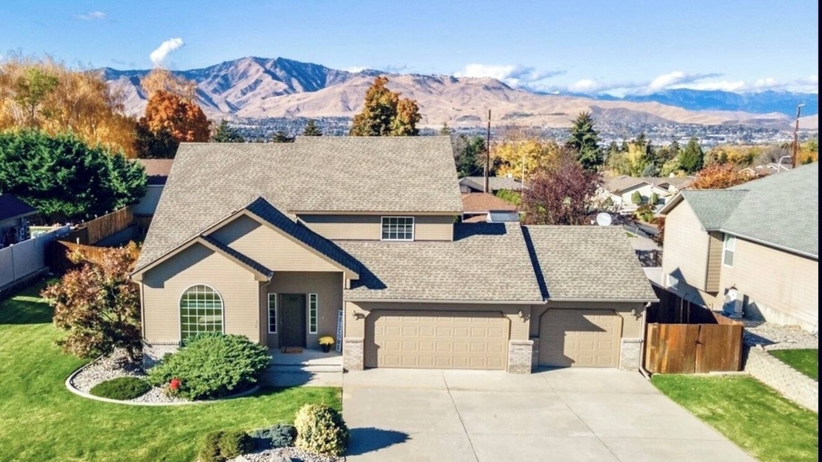 East Wenatchee House | Sunny and Stylish Home with Views and huge fully fenced backyard
