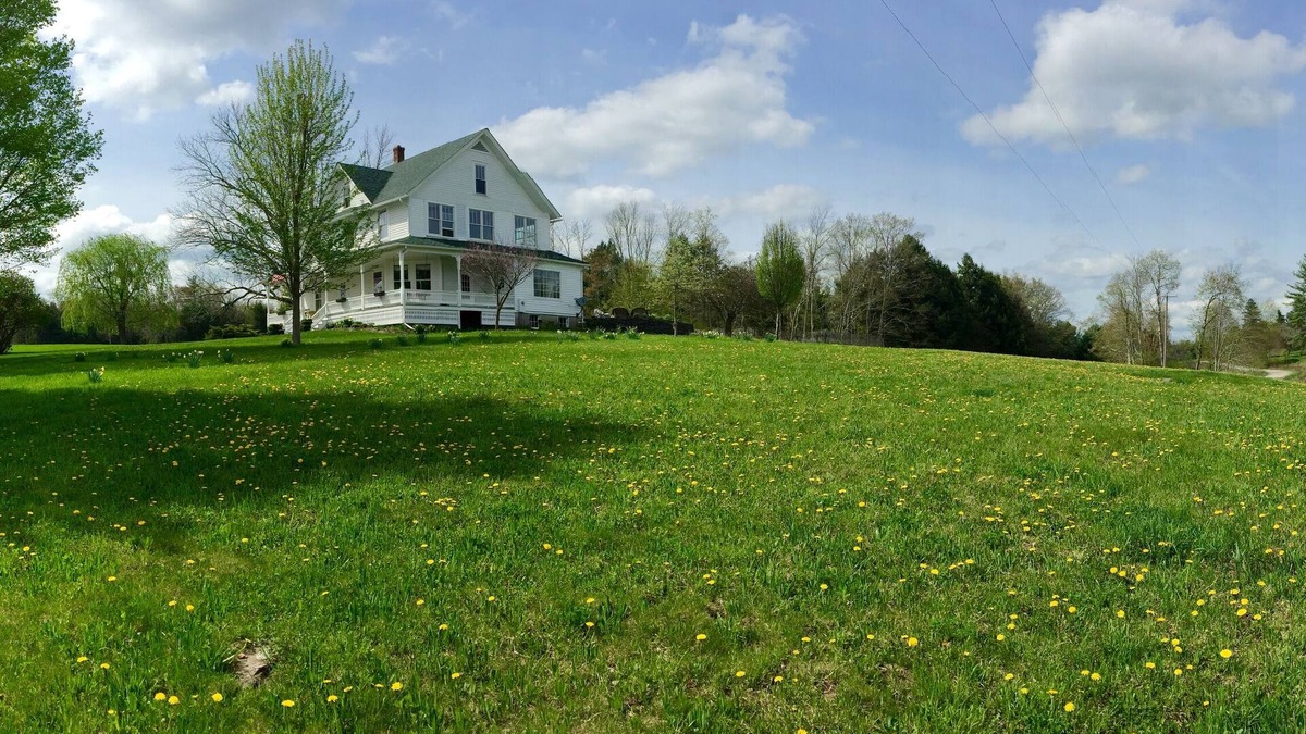 Narrowsburg House | SUNNY and WARM - Spacious and Luxe Farmhouse
