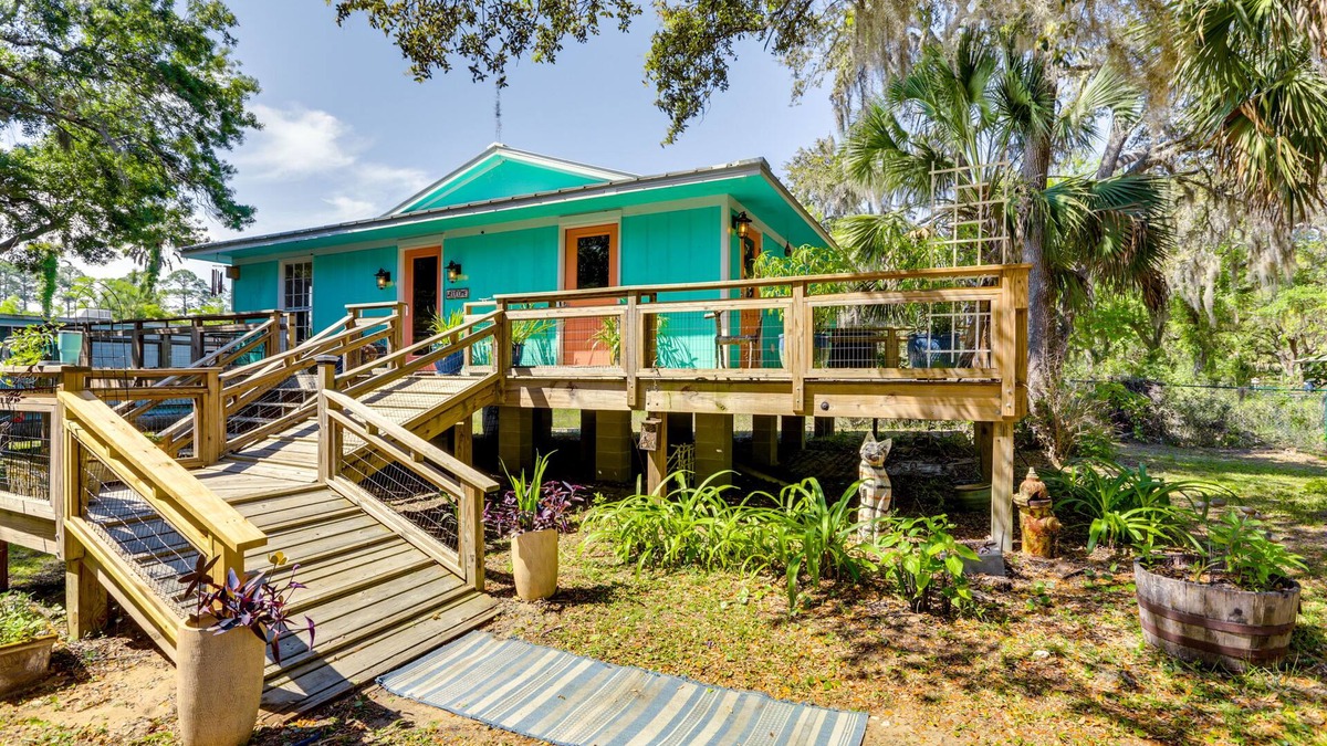 Apalachicola Cottage | Sunny Apalachicola Vacation Rental with Deck!