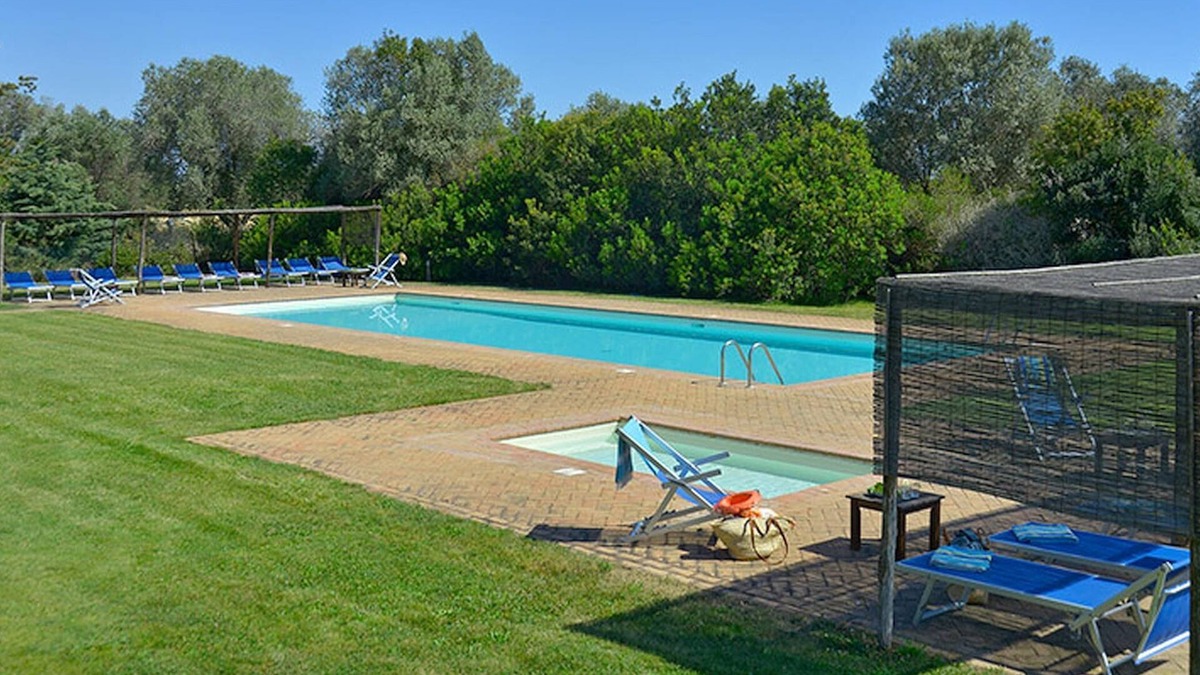 Pescia Romana Apartment | Sunny apartment with terrace, pool, bbq-child friendly and PRIVATE BEACH ACCESS