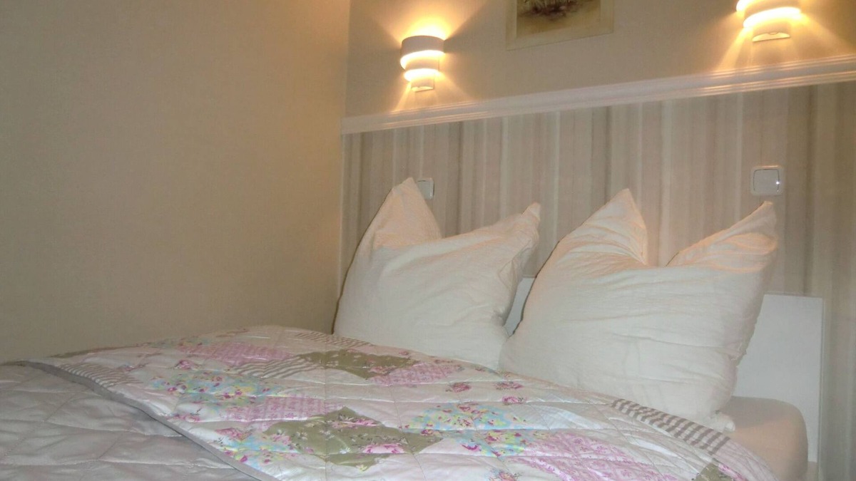 Schonebeck Apartment | Sunny apartment on Elbradweg near Magdeburg
