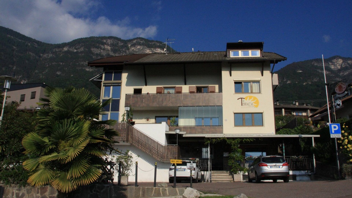 Caldaro Sulla Strada del Vino Apartment | Sunny apartment in an ideal location to Lake Kaltern, historic village, grapevines