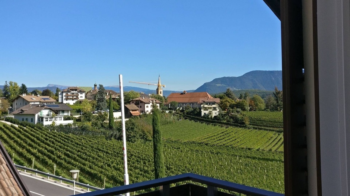 Caldaro Sulla Strada del Vino Apartment | Sunny apartment in an ideal location for active people, families, Genießer