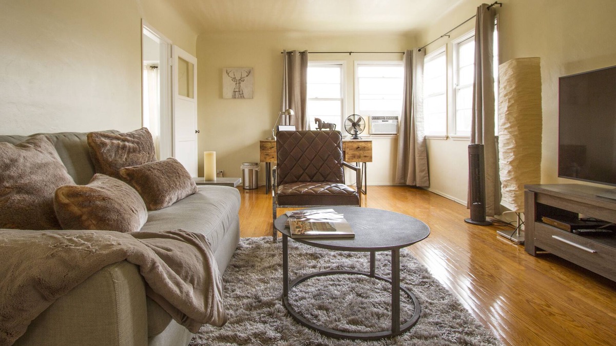 Eagle Rock Apartment | Sunny Apartment with a Mountain View in Central Eagle Rock