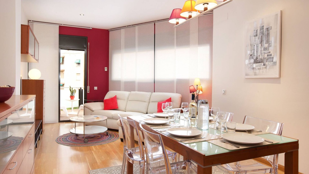 El Guinardo Apartment | SUNNY ATTIC, 2 TERRACES, PRIVATE SOLARIUM, 3 ROOM, 2 BATHS. 3 MIN TO SUBWAY.