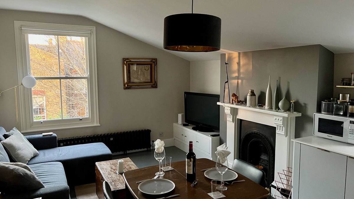 St. Leonard's Apartment | Sunny attic near Tooting Bec common
