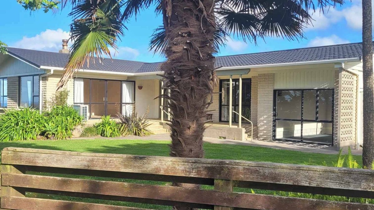 Awhitu Cottage | Sunny Awhitu Cottage/A Dozen Beach's to choose from 10 minutes away.